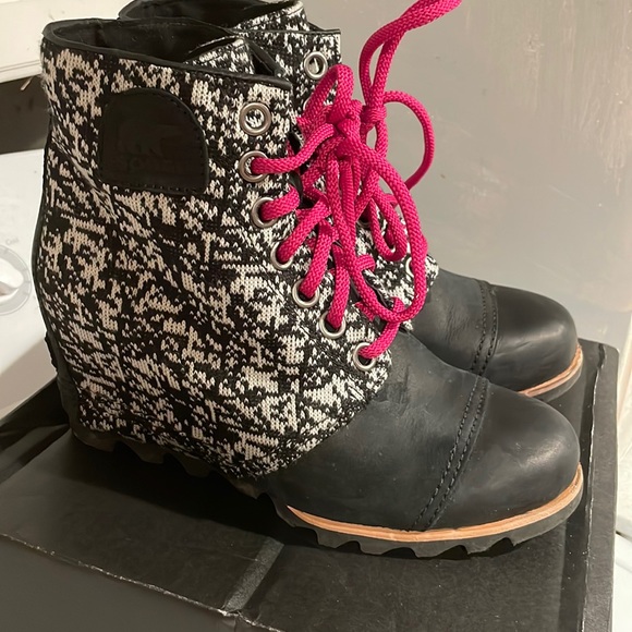 Sorel PDX Wedge Boot with Black and White Shaft and Hot Pink Laces Size 9 NIB💗🖤 - Picture 6 of 11